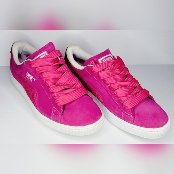 Hot pink suede Puma sneakers. Size 6. - Picture 2 of 6